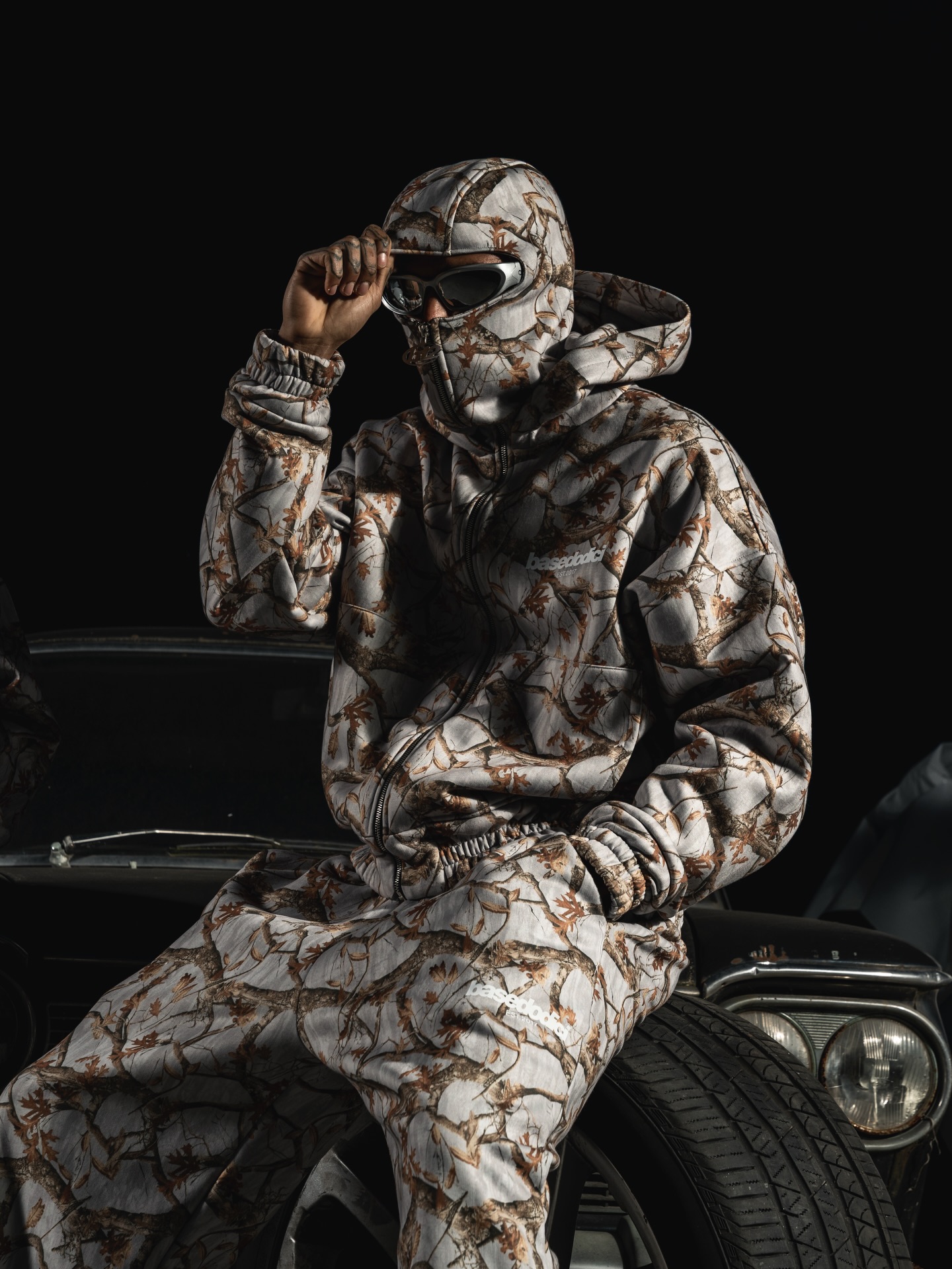 Basedodici, tuta camo con cappuccio e passamontagna, shooting su auto d'epoca